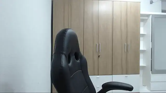 Snapshot of RoxanaLove9 chatting on 27, 11, 2025 RoxanaLove9 online show from 27, 11, 2025