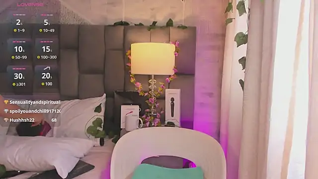 HannaRhodes online show from 4, 3, 2025