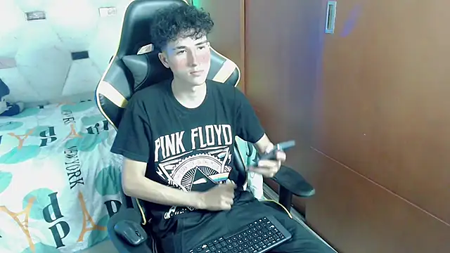 Snapshot of johnny_cagee chatting on 18, 11, 2025 johnny cagee online show from 18, 11, 2025