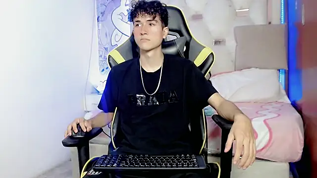 Snapshot of johnny_cagee chatting on 27, 11, 2025 johnny cagee online show from 27, 11, 2025