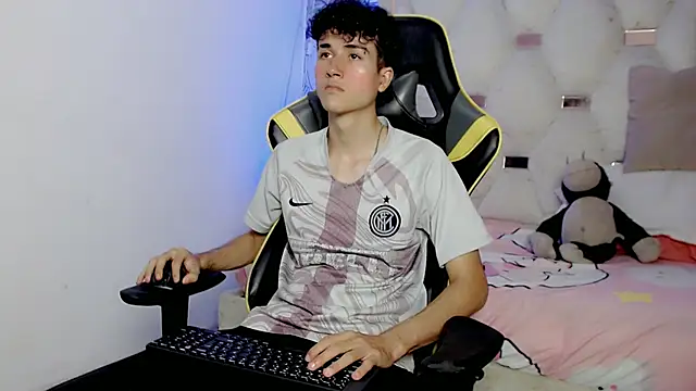 Snapshot of johnny_cagee chatting on 28, 11, 2025 johnny cagee online show from 28, 11, 2025