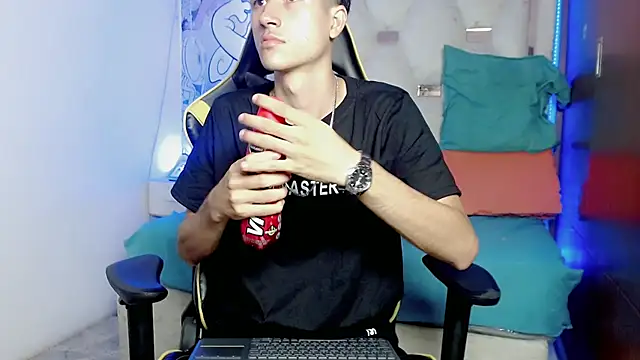 Snapshot of johnny_cagee chatting on 5, 12, 2025 johnny cagee online show from 5, 12, 2025