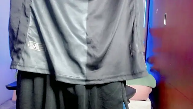 Snapshot of johnny_cagee chatting on 15, 12, 2025 johnny cagee online show from 15, 12, 2025