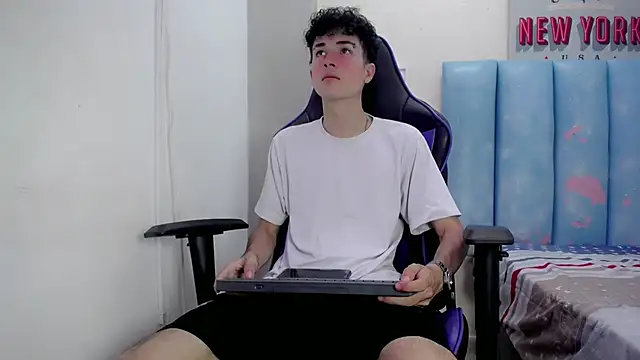 Snapshot of johnny_cagee chatting on 15, 12, 2025 johnny cagee online show from 15, 12, 2025