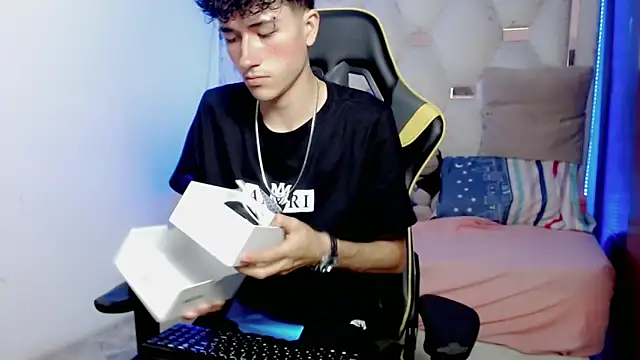 Snapshot of johnny_cagee chatting on 18, 12, 2025 johnny cagee online show from 18, 12, 2025