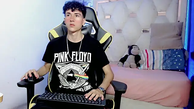 Snapshot of johnny_cagee chatting on 19, 12, 2025 johnny cagee online show from 19, 12, 2025