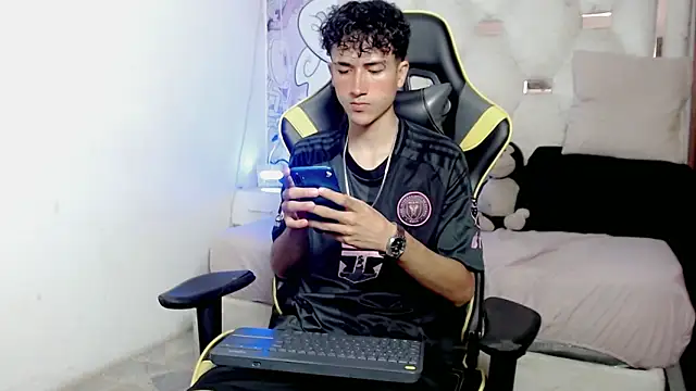 Snapshot of johnny_cagee chatting on 7, 1, 2026 johnny cagee online show from 7, 1, 2026