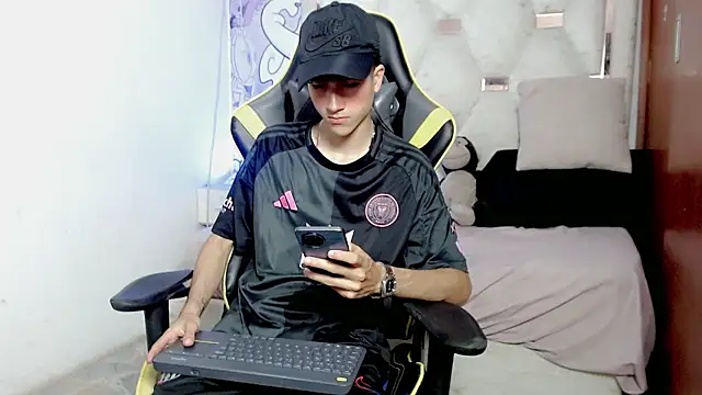 Snapshot of johnny_cagee chatting on 13, 1, 2026 johnny cagee online show from 13, 1, 2026