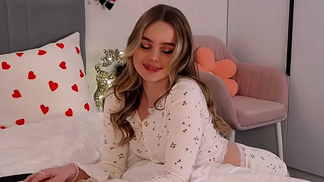 Snapshot of SIlviaBeyt chatting on 7, 1, 2025 SIlviaBeyt online show from 7, 1, 2025