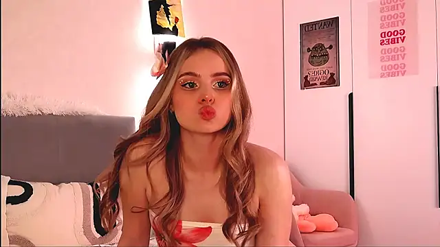 Snapshot of SIlviaBeyt chatting on 8, 9, 2025 SIlviaBeyt online show from 8, 9, 2025