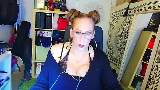 MaxiEmily online show from 10, 2, 2025