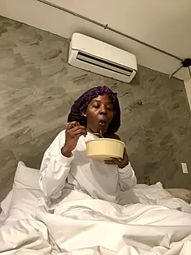 Snapshot of choclatepeaach chatting on 2, 12, 2025 choclatepeaach online show from 2, 12, 2025