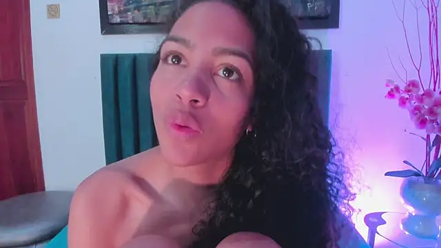 AntonellaHall  online show from 27, 2, 2025