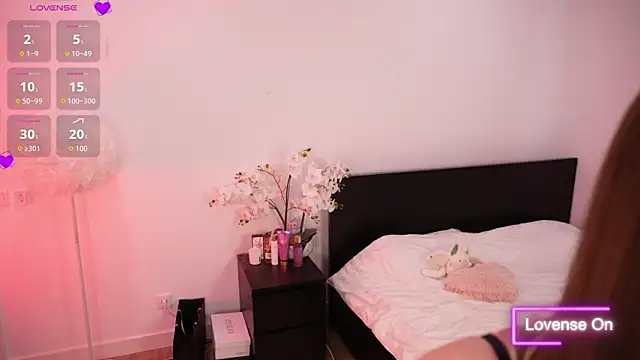 Lilly Colins online show from 24, 9, 2025