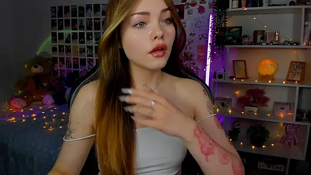 Snapshot of AkiraKatsu chatting on 13, 10, 2025 AkiraKatsu online show from 13, 10, 2025