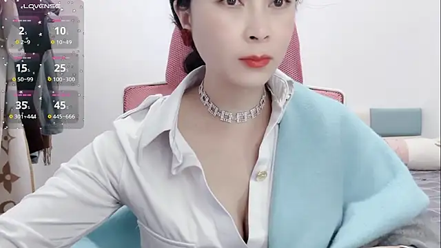 Snapshot of Qwi-V1 chatting on 6, 2, 2025 Qwi-V1 online show from 6, 2, 2025