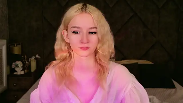 Snapshot of NaomiLoys chatting on 14, 11, 2025 NaomiLoys online show from 14, 11, 2025