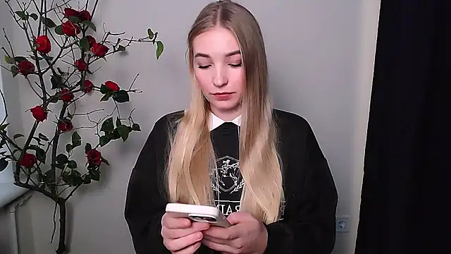 Snapshot of Queen_ofLove chatting on 14, 11, 2025 Queen ofLove online show from 14, 11, 2025