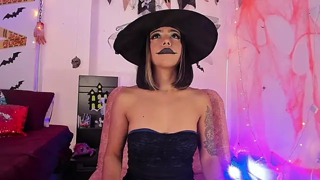 Snapshot of AndreaVelasco chatting on 27, 10, 2025 AndreaVelasco online show from 27, 10, 2025