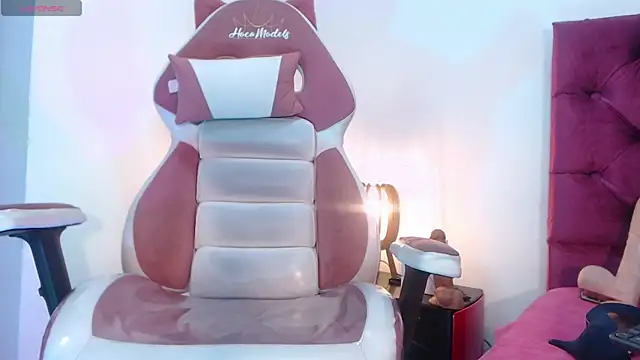 Snapshot of NAOMI_WINDSOR chatting on 12, 12, 2024 NAOMI WINDSOR online show from 12, 12, 2024