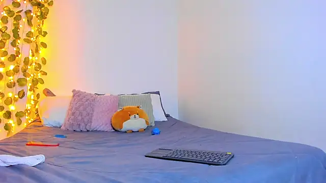 Snapshot of emillyhills chatting on 5, 2, 2025 emillyhills online show from 5, 2, 2025