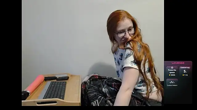 Snapshot of LilyFoxxx chatting on 24, 4, 2026 LilyFoxxx online show from 24, 4, 2026