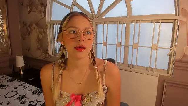 Snapshot of Cami_hunter_ chatting on 10, 12, 2024 Cami hunter online show from 10, 12, 2024