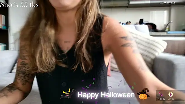 Snapshot of Emmy_petit chatting on 29, 10, 2025 Emmy petit online show from 29, 10, 2025