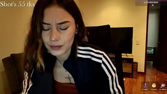 Snapshot of Emmy_petit chatting on 1, 11, 2025 Emmy petit online show from 1, 11, 2025