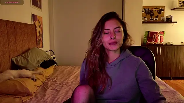 Snapshot of Emmy_petit chatting on 5, 8, 2026 Emmy petit online show from 5, 8, 2026