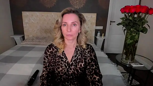 Snapshot of AllisonWilliams chatting on 12, 9, 2025 AllisonWilliams online show from 12, 9, 2025