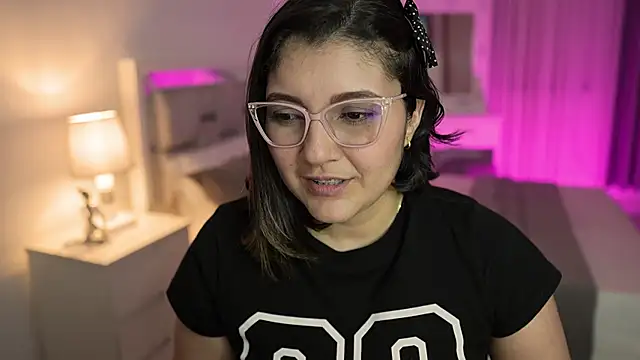 Snapshot of Camilaa_bueno chatting on 12, 1, 2025 Camilaa bueno online show from 12, 1, 2025