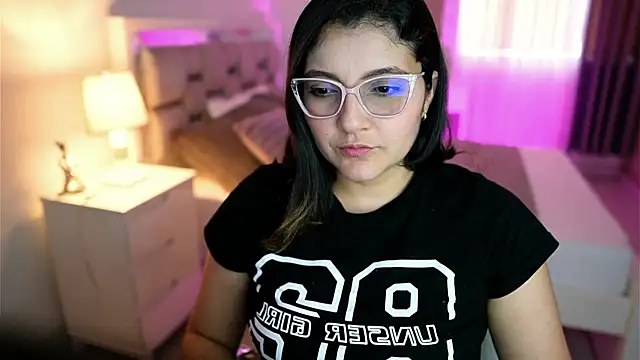 Snapshot of Camilaa_bueno chatting on 8, 3, 2025 Camilaa bueno online show from 8, 3, 2025