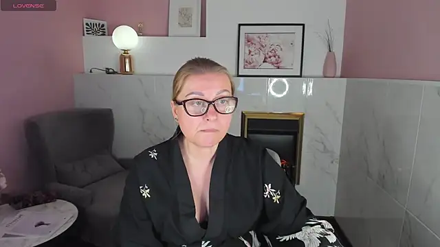 AlexandraKind online show from 1, 2, 2025