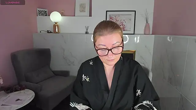 AlexandraKind online show from 1, 2, 2025