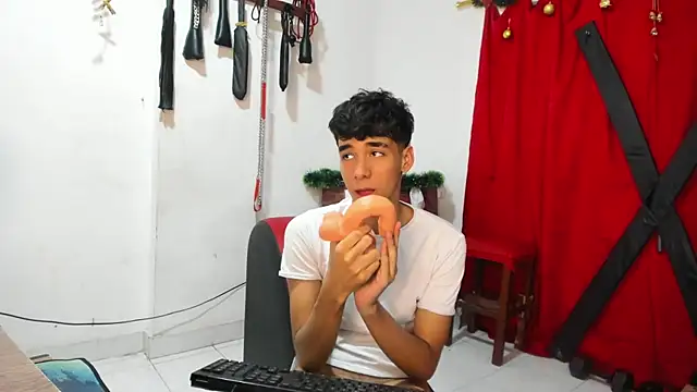 Snapshot of Harry_LatinBoy chatting on 19, 12, 2024 Harry LatinBoy online show from 19, 12, 2024