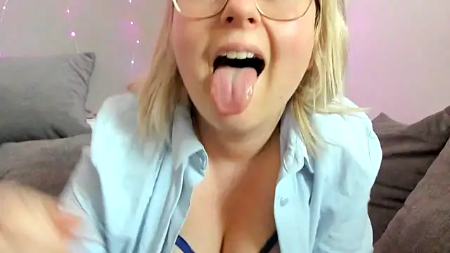 Snapshot of Lillyloo_ chatting on 10, 3, 2025 Lillyloo  online show from 10, 3, 2025