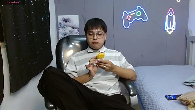 Snapshot of AndrewPherson chatting on 27, 1, 2025 AndrewPherson online show from 27, 1, 2025