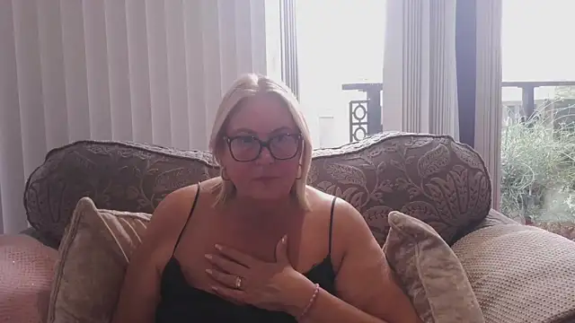 Snapshot of MoistCurveyChanel chatting on 6, 6, 2026 MoistCurveyChanel online show from 6, 6, 2026