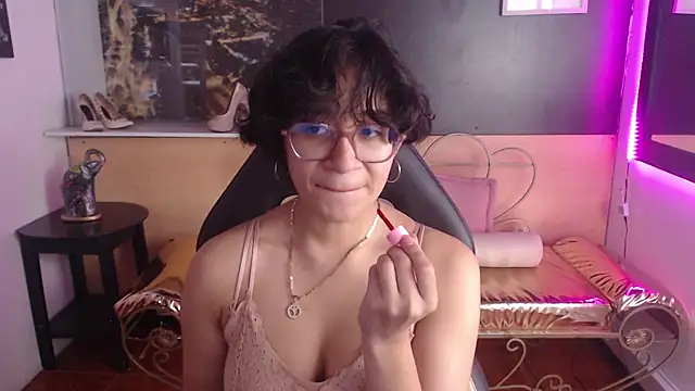 Snapshot of Lili_Gomez_ chatting on 2, 11, 2025 Lili Gomez online show from 2, 11, 2025