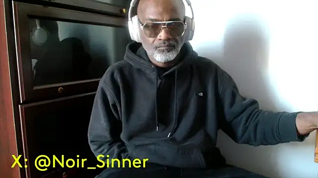 Snapshot of sinnernoir chatting on 4, 5, 2026 sinnernoir online show from 4, 5, 2026