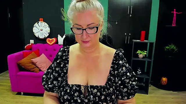 ChristyBrooks online show from 18, 11, 2025