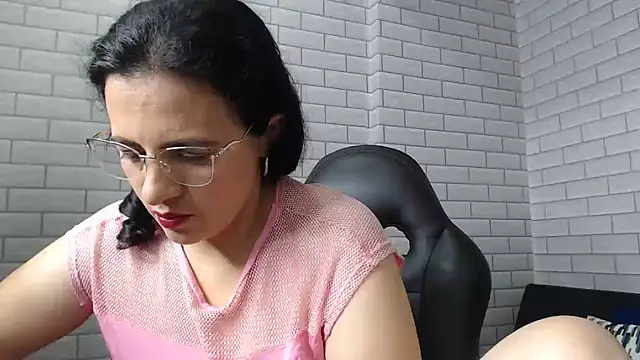 africa holmes online show from 4, 3, 2025