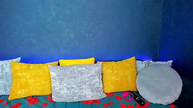 Curvy Dynamite  online show from 15, 2, 2025