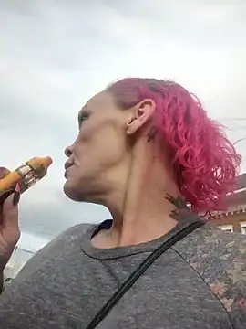 MommyMisfit online show from 14, 4, 2026