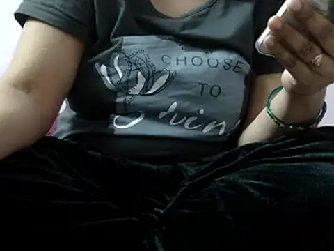 Snapshot of Housewife12 chatting on 12, 1, 2025 Housewife12 online show from 12, 1, 2025