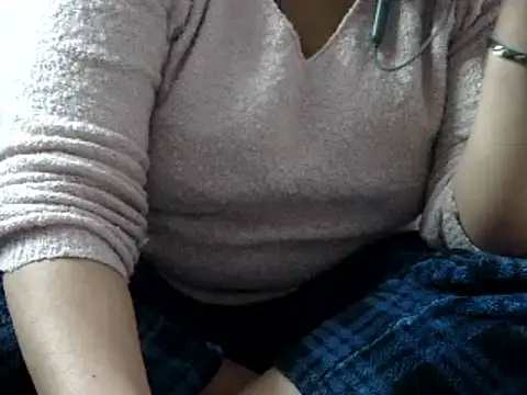 Snapshot of Housewife12 chatting on 18, 1, 2025 Housewife12 online show from 18, 1, 2025