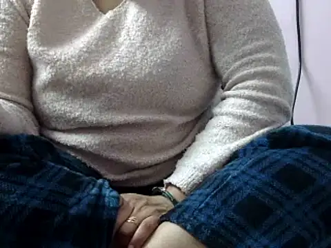 Snapshot of Housewife12 chatting on 19, 1, 2025 Housewife12 online show from 19, 1, 2025