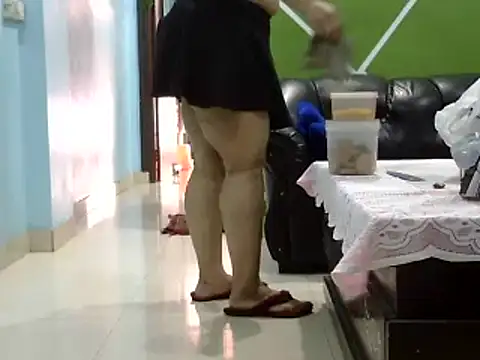 Snapshot of Housewife12 chatting on 5, 2, 2025 Housewife12 online show from 5, 2, 2025