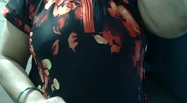 Snapshot of Housewife12 chatting on 15, 2, 2025 Housewife12 online show from 15, 2, 2025